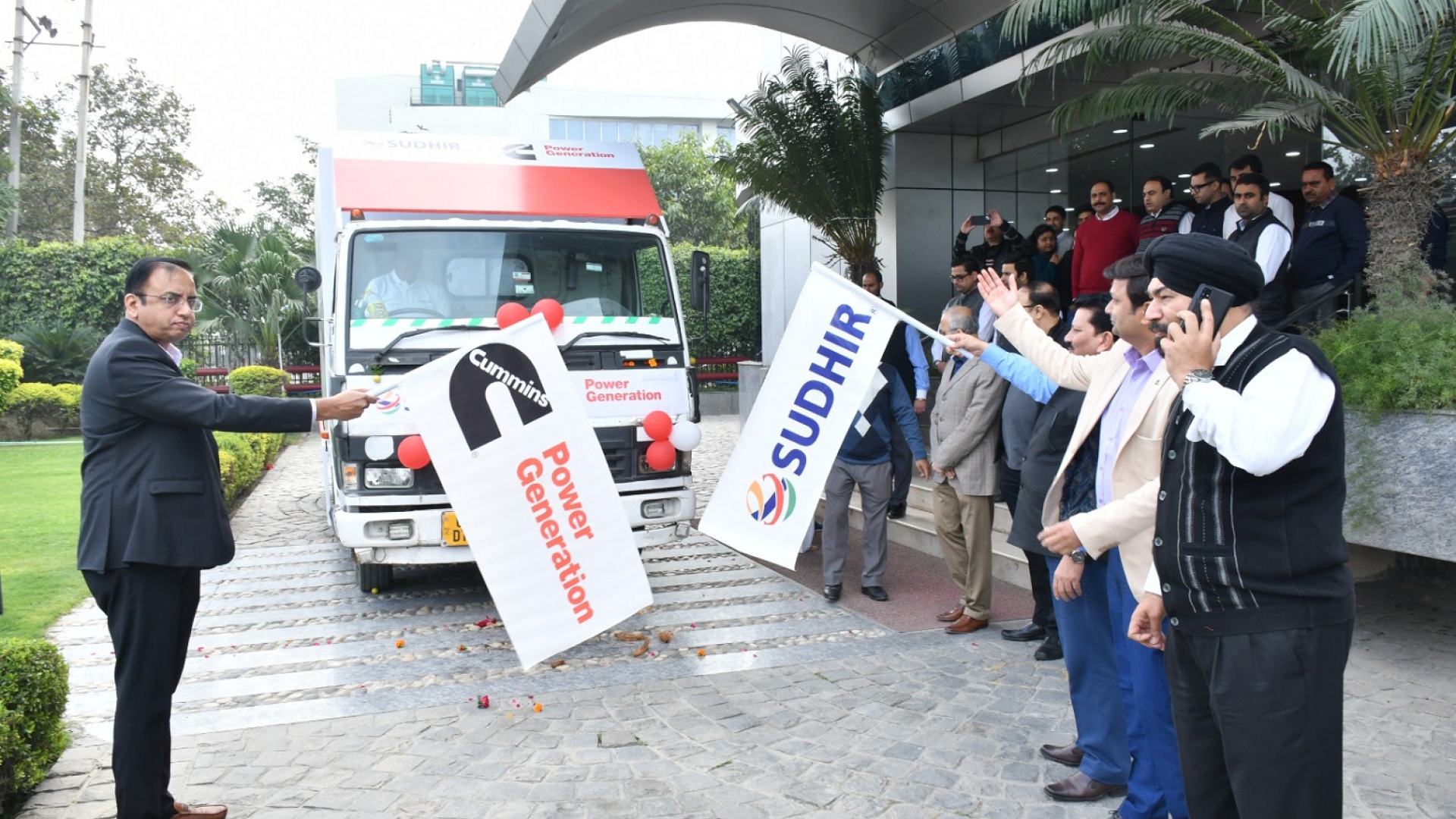 Mr. Manoj Nair, Power Generation Business Leader, Cummins India Ltd, along with the teams from Cummins and Sudhir Power Ltd. flagging off the roadshow