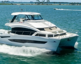 Aquila 54 on water