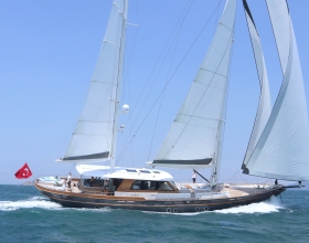 Vagante sailing in medium shot