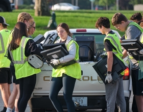 Wolontariusze odbierają sprzęt elektroniczny z ciężarówki podczas dnia recyklingu w fabryce silników w Columbus.