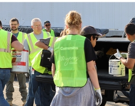 Cummins-Mitarbeiter im Motorenwerk Columbus entladen Altlack bei einem kommunalen Recyclingtag im Werk Anfang des Jahres.