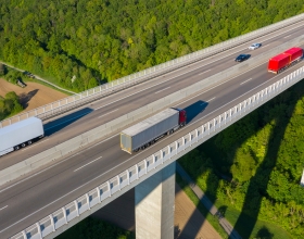 półciężarówki jadące mostem
