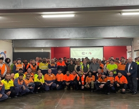 Mitarbeiter von Cummins-Meritor Asia Pacific in einem Raum versammelt