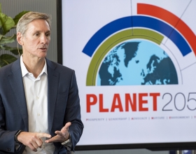 Tom Linebarger, Vorstandsvorsitzender und CEO von Cummins, stellt die Umweltstrategie des Unternehmens im Jahr 2019 vor.