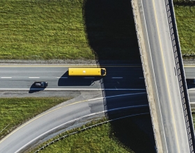 autoarticolati che circolano su un'autostrada