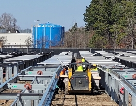노스캐롤라이나에 있는 커민스의 로키마운트 엔진 플랜드에 태양열 패널를 설치하는 작업자들