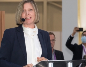 Präsidentin und CEO Jennifer Rumsey spricht auf der 2022 IAA Transportation über die Umweltvorteile von Cummins-Produkten.
