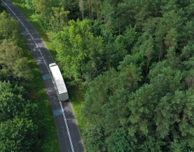 Un camión en la carretera