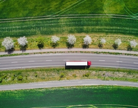 camion pe autostradă