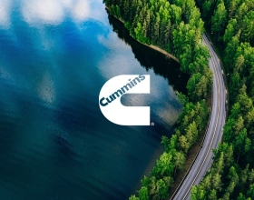 Cummins-Logo an der Seefront
