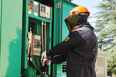 técnico de Cummins en equipo de seguridad