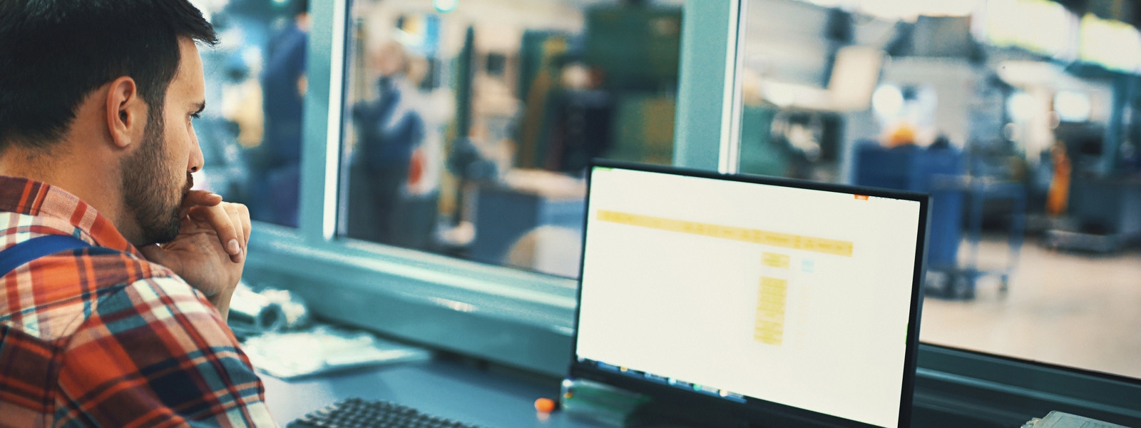 Techniker, der Daten auf einem Computer überprüft