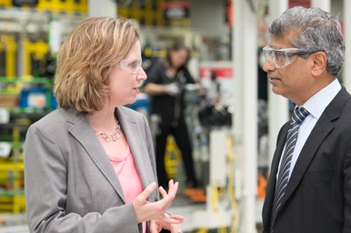 Jennifer Rumsey spricht mit Srikanth Padmanabhan