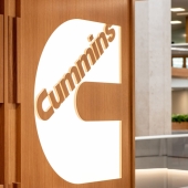 康明斯徽标显示在办公楼
