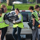 Freiwillige Helfer räumen einen Lastwagen mit elektronischen Geräten beim kommunalen Recycling-Tag des Columbus Engine-Werks aus.