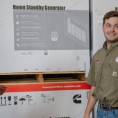 Distribuidor de Cummins analizando un generador para el hogar