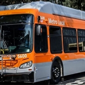 Оранжево-серый автобус Metro Local на стоянке