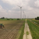 Un contadino lavora in un campo nella Meadow Lake Wind Farm, oggetto di ampliamento all'inizio di quest'anno. Nel 2018 Cummins ha contribuito all'ampliamento del parco eolico.