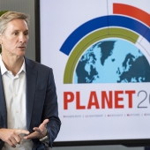 Tom Linebarger, Vorstandsvorsitzender und CEO von Cummins, stellt die Umweltstrategie des Unternehmens im Jahr 2019 vor.