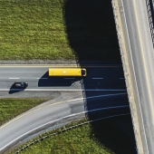 고속도로에서 주행하는 세미 트럭