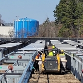 Personál instaluje solární soustavu v továrně na motory společnosti Cummins v Rocky Mount v Severní Karolíně.