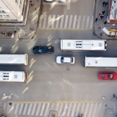 ciężarówki i samochody w ruchu ulicznym