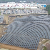 ノースカロライナ州ロッキーマウントにあるカミンズエンジン工場の太陽電池パネル