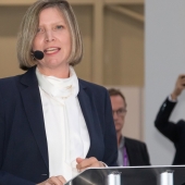 Başkan ve CEO Jennifer Rumsey 2022 IAA Transportation'da Cummins ürünlerinin çevresel faydaları konulu konuşma yapıyor.
