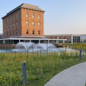 康明斯公司办公大楼的这座草地是该公司远离水域绿化的一部分。