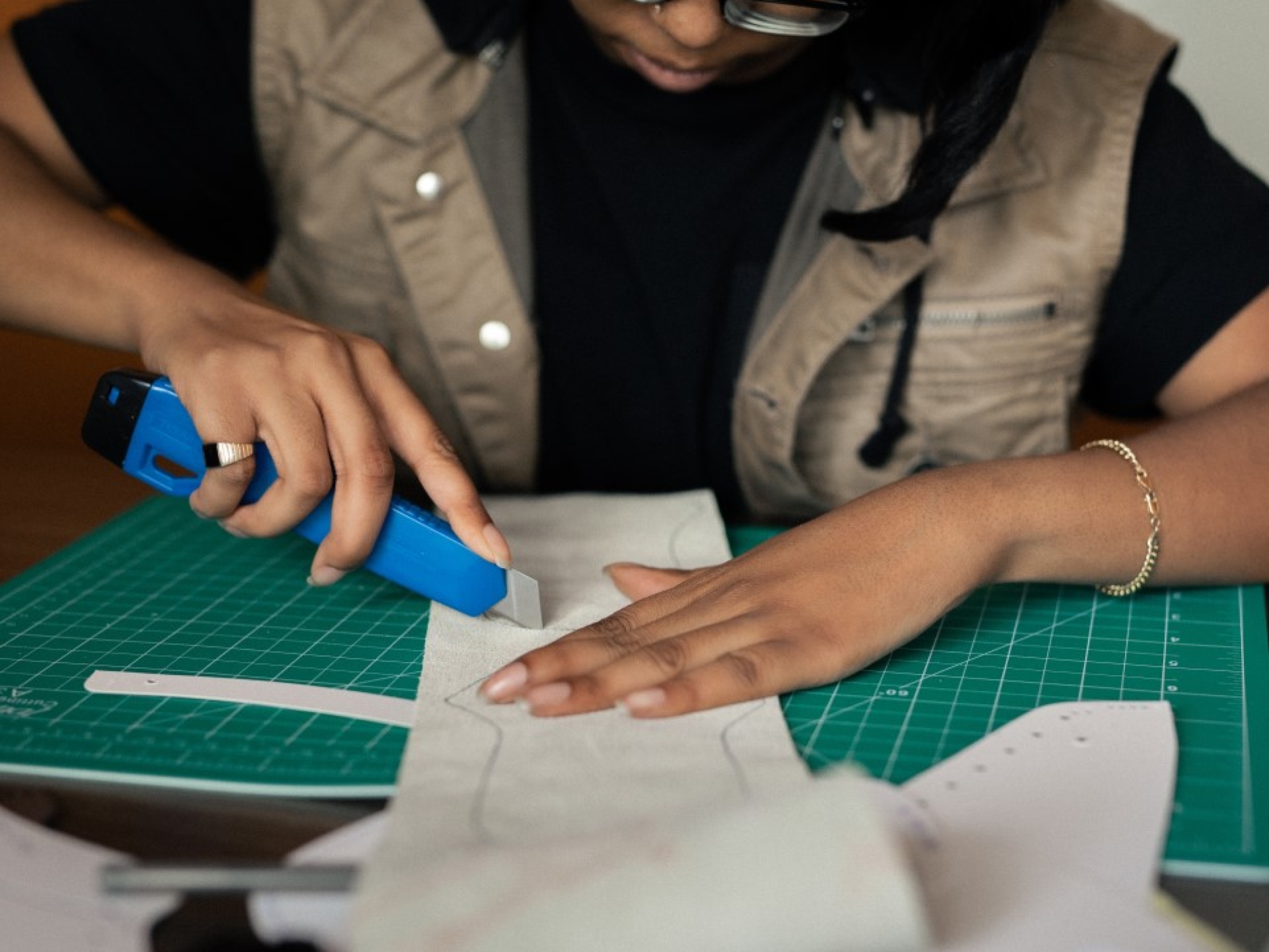 Shavonn cutting a piece of paper