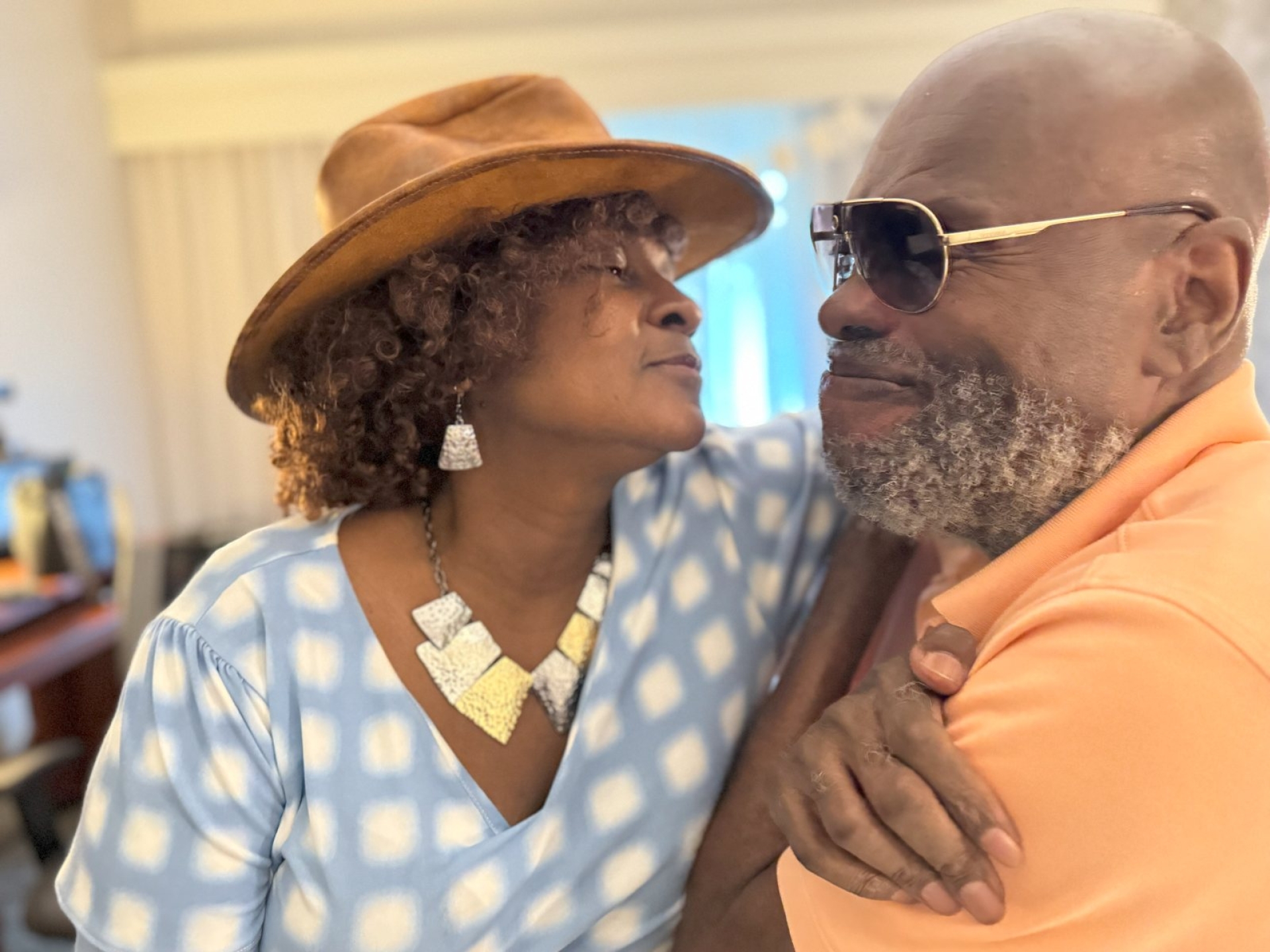 Meko Taylor’s parents share a warm moment together in a family photo.