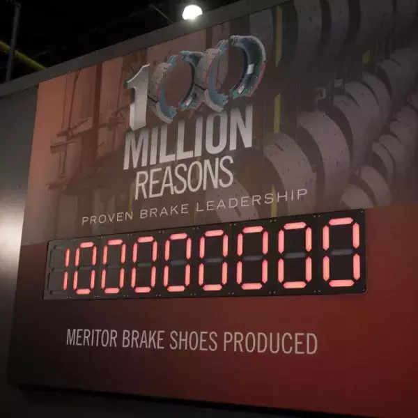 Schild zur Feier von 100 Millionen produzierten Meritor-Bremsbacken